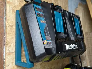 Support Mural Chargeur double MAKITA DC18RD