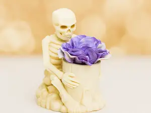 Skelett mit Blume – mystische Dekofigur