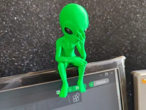 Alieno triste seduto sul monitor