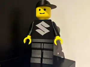Suzuki Brickman Figur 20cm Brick+man