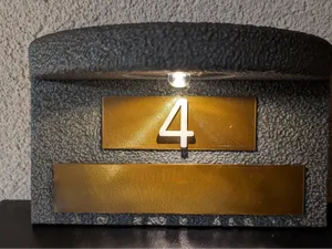 Hausnummernschild mit Solarlicht