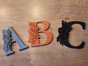 Buchstaben mit Blumenverzierung 