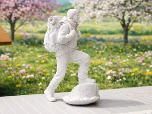 Abenteurer mit Rucksack für LGB-Gartenbahn 1:22,5