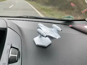 Dashboard Drifter – Floating Razor Crest Model