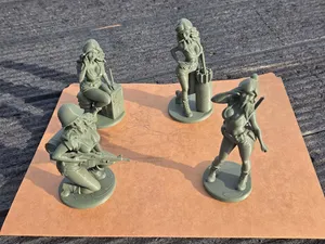 Pin-Up Army Women – Large Green Toy Soldiers (4)