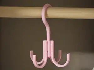 Rotating purse hanger for wardrobe