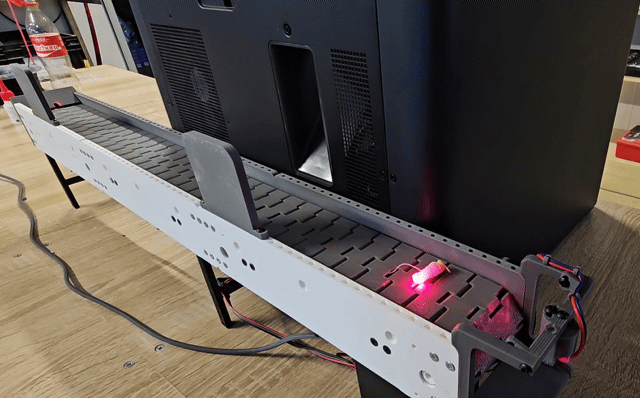 coveyor belt with sensor