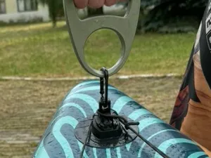 Attaching the handle to the socket GoPro SUPBOARD