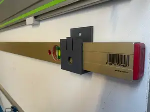 Sola level wall mount