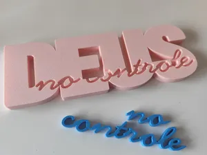 Frase decorativa DEUS NO CONTROLE
