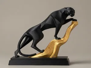 Escultura de Pantera Negra Escalando