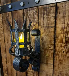 Mittelalterliche Wandleuchte mit Käfig