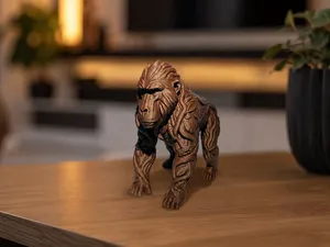 Wurzelgorilla "Dschungelboss" auf starkem Gang