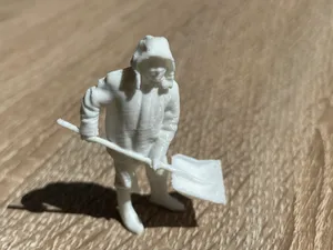 Kleiner Mann mit Schneeschaufel