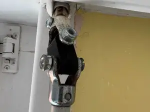 Pièce genouillère pour manivelle de volet roulant 