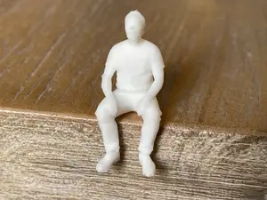 Kleiner sitzender, entspannter Mann