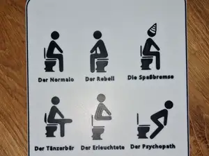 Lustiges Toiletten-Schild