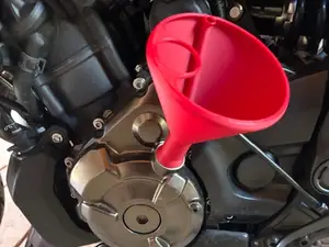 Öleinfülltrichter Yamaha MT03 MT07 M27x3 Gewinde