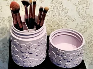 Makeup travel capsule with dividers