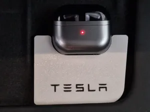 Buds 3 Pro charging holder for Tesla Model 3/Y