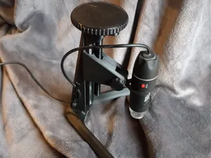 USB microscope stand with screw adjustment