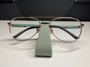 Minimalistischer Brillenhalter 