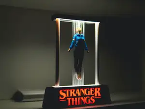 Max Floating - Stranger Things
