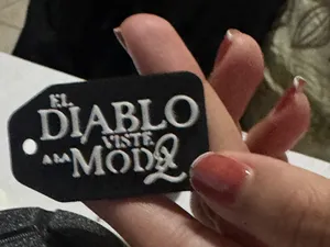 El diablo viste a la moda llavero