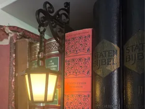 Library Lantern – Bookshelf Lamp (with stand)