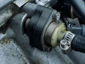 injector mount Datsun L28 