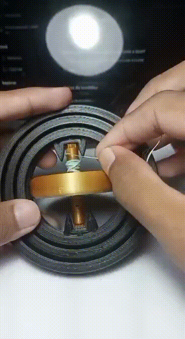 Giroscópio triaxial com eixo motor inclinado 45°