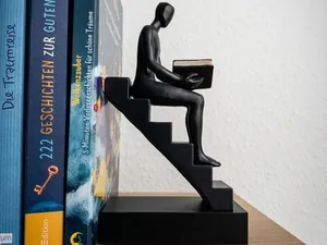 Eleganter Buchstützen-Leser auf Treppe