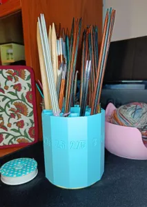 Rotating knitting needle organizer
