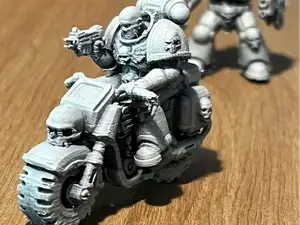 miniature war hammer motard