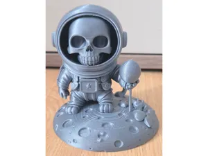Astronaut Skull Model – Moon Explorer Figurine