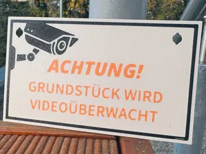 Warnhinweisschild "Grundstück wird videoüberwacht"