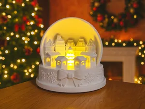 Schneekugel mit Altstadt und Weihnachtsmarkt