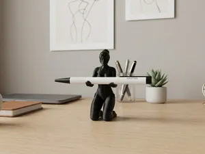 Kniender Stiftehalter - Frau im Bikini