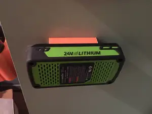 Greenworks 40v/24v battery mount with positive retention