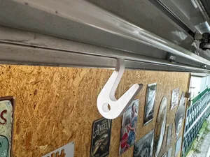 Haken für die Kederschiene am Wohnwagen