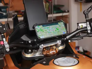 Motorcycle universal handlebars mounting platform