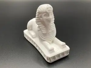 Ägyptische Sphinx auf Sockel