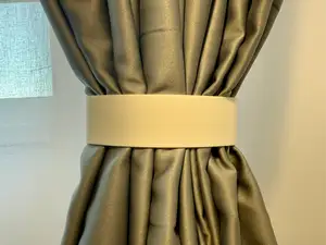 Curtain holder with lock clip