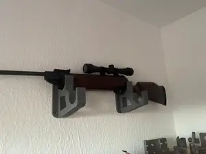 Wandhalterung für zwei Luftgewehre