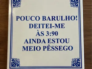 Azulejo Meme Português  “Pouco Barulho”
