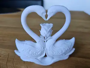 Eternal Love: Swan & Rose Sculpture (Valentinstag)