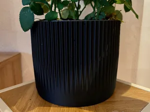 Eleganter gerippter Übertopf