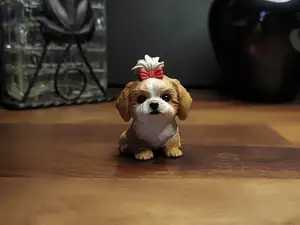 Shih Tzu Welpe – Sitzende Hundefigur mit Schleife