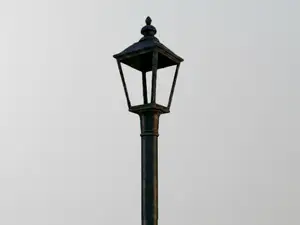 Farola antigua con orificio para cable y luz