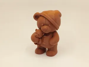 Baer mit Muetze – liebevolle Figur mit Teddy